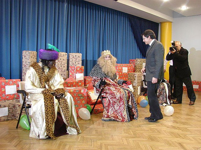 Un centenar de niños y niñas del Centro de Atención Temprana de Lorca reciben regalos de manos de los Reyes Magos de Oriente - 3, Foto 3