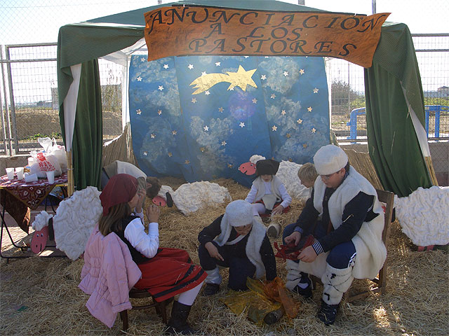 Un total de 700 figurantes entre escolares de educación infantil, primaria, padres y profesores del Colegio Público Ramón Gaya participan en la tercera edición del ‘Belén Viviente’ - 2, Foto 2