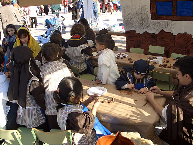 Un total de 700 figurantes entre escolares de educación infantil, primaria, padres y profesores del Colegio Público Ramón Gaya participan en la tercera edición del ‘Belén Viviente’ - 3, Foto 3