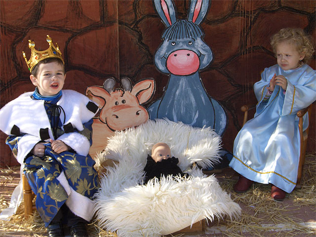 Un total de 700 figurantes entre escolares de educación infantil, primaria, padres y profesores del Colegio Público Ramón Gaya participan en la tercera edición del ‘Belén Viviente’ - 4, Foto 4