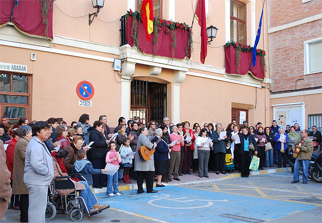 Funcionarios, políticos y vecinos felicitan la navidad con un original villancico - 1, Foto 1