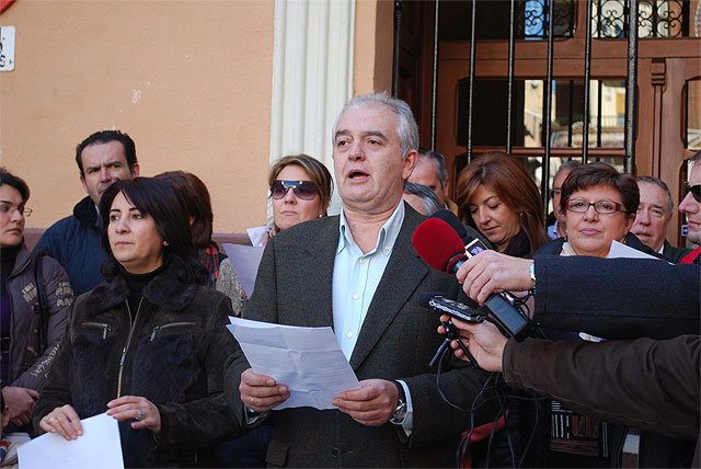 Funcionarios, políticos y vecinos felicitan la navidad con un original villancico - 2, Foto 2