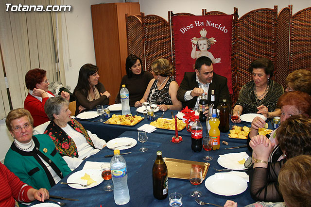 City officials share a holiday dinner with clients of the Association of Housewives, Consumers and Users of the Three Hail Marys ", Foto 1