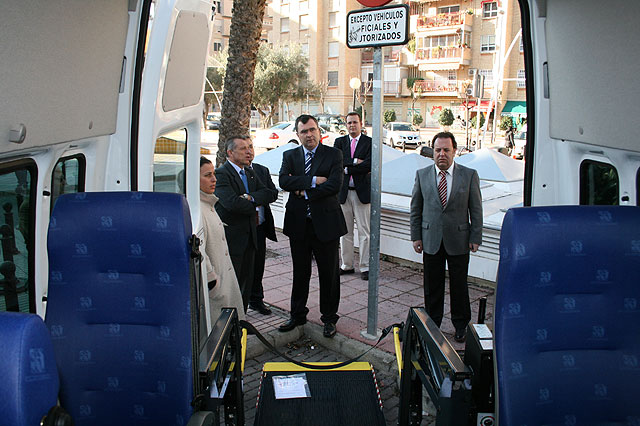 Obras Públicas entrega tres vehículos adaptados a Cruz Roja - 2, Foto 2