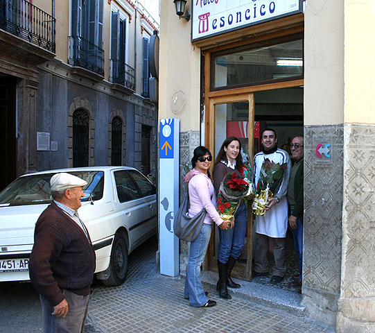 La Concejalía de Comercio reparte 400 flores de pascua entre el sector comercial y hostelero - 1, Foto 1