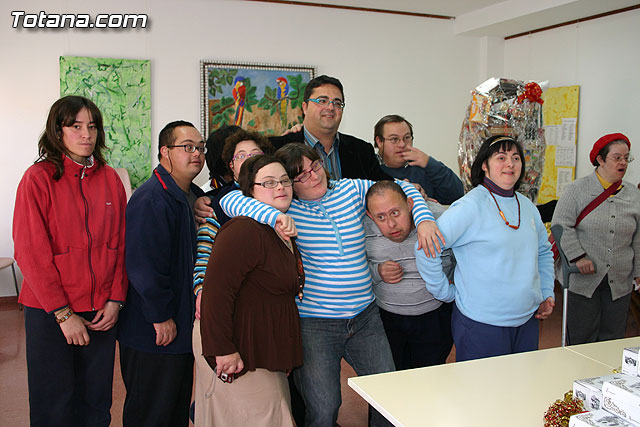 El concejal de bienestar social felicita la navidad y entrega una caja de dulces artesanos, Foto 1