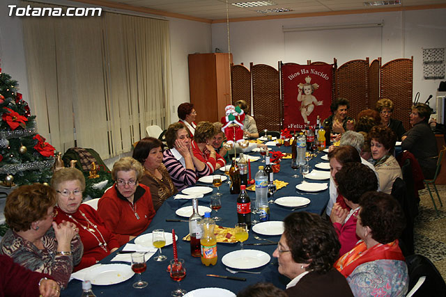 Autoridades municipales comparten una cena navideña con las usuarias de la “Asociacin de Amas de Casa, Consumidores y Usuarios de de las Tres Avemaras” - 1