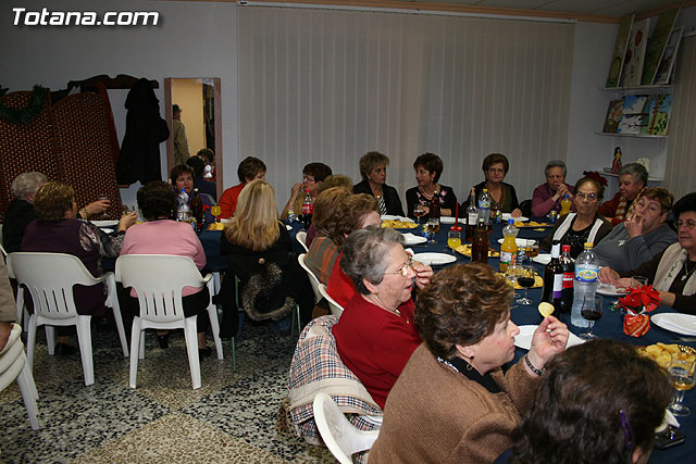 Autoridades municipales comparten una cena navideña con las usuarias de la “Asociacin de Amas de Casa, Consumidores y Usuarios de de las Tres Avemaras” - 2