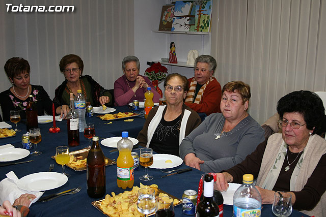 Autoridades municipales comparten una cena navideña con las usuarias de la “Asociacin de Amas de Casa, Consumidores y Usuarios de de las Tres Avemaras” - 3