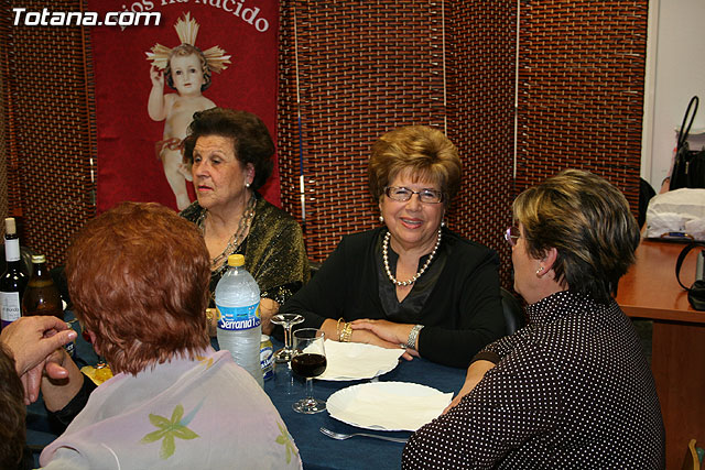 Autoridades municipales comparten una cena navideña con las usuarias de la “Asociacin de Amas de Casa, Consumidores y Usuarios de de las Tres Avemaras” - 10