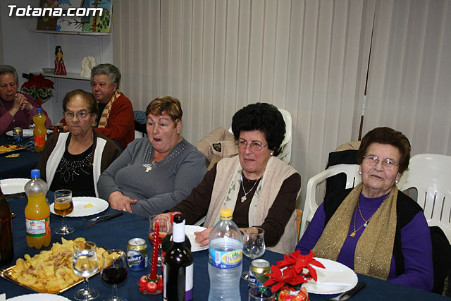 Autoridades municipales comparten una cena navideña con las usuarias de la “Asociacin de Amas de Casa, Consumidores y Usuarios de de las Tres Avemaras” - 4