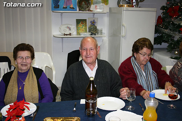 Autoridades municipales comparten una cena navideña con las usuarias de la “Asociacin de Amas de Casa, Consumidores y Usuarios de de las Tres Avemaras” - 5