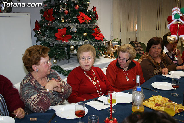 Autoridades municipales comparten una cena navideña con las usuarias de la “Asociacin de Amas de Casa, Consumidores y Usuarios de de las Tres Avemaras” - 6