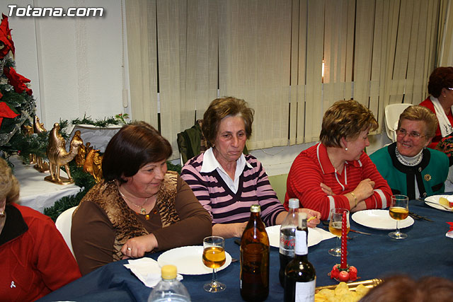 Autoridades municipales comparten una cena navideña con las usuarias de la “Asociacin de Amas de Casa, Consumidores y Usuarios de de las Tres Avemaras” - 7