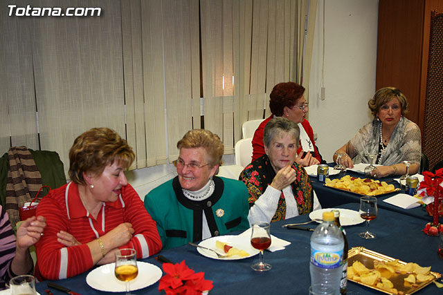 Autoridades municipales comparten una cena navideña con las usuarias de la “Asociacin de Amas de Casa, Consumidores y Usuarios de de las Tres Avemaras” - 8