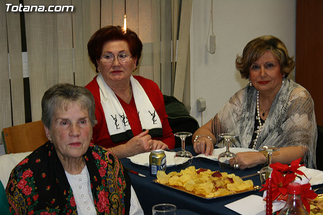 Autoridades municipales comparten una cena navideña con las usuarias de la “Asociacin de Amas de Casa, Consumidores y Usuarios de de las Tres Avemaras” - 9