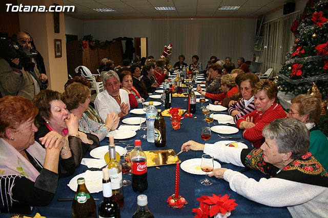 Autoridades municipales comparten una cena navideña con las usuarias de la “Asociacin de Amas de Casa, Consumidores y Usuarios de de las Tres Avemaras” - 11