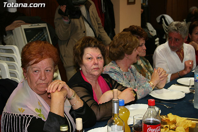Autoridades municipales comparten una cena navideña con las usuarias de la “Asociacin de Amas de Casa, Consumidores y Usuarios de de las Tres Avemaras” - 12