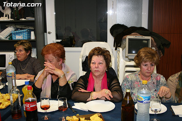 Autoridades municipales comparten una cena navideña con las usuarias de la “Asociacin de Amas de Casa, Consumidores y Usuarios de de las Tres Avemaras” - 14