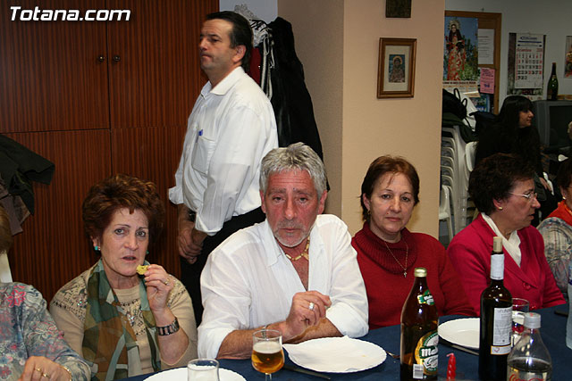 Autoridades municipales comparten una cena navideña con las usuarias de la “Asociacin de Amas de Casa, Consumidores y Usuarios de de las Tres Avemaras” - 15