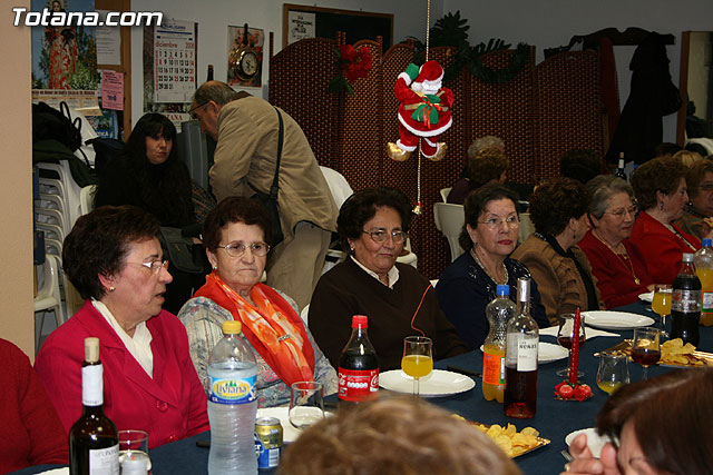 Autoridades municipales comparten una cena navideña con las usuarias de la “Asociacin de Amas de Casa, Consumidores y Usuarios de de las Tres Avemaras” - 16