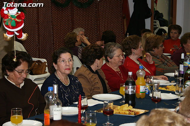 Autoridades municipales comparten una cena navideña con las usuarias de la “Asociacin de Amas de Casa, Consumidores y Usuarios de de las Tres Avemaras” - 17