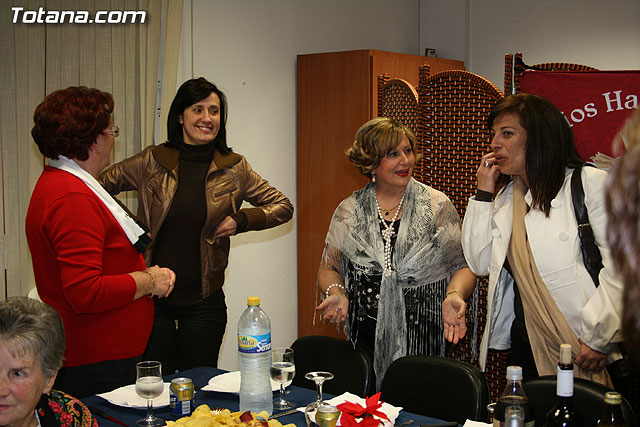 Autoridades municipales comparten una cena navideña con las usuarias de la “Asociacin de Amas de Casa, Consumidores y Usuarios de de las Tres Avemaras” - 23