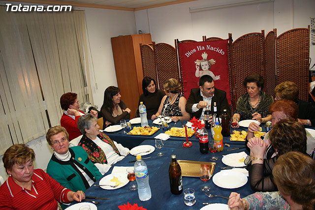 Autoridades municipales comparten una cena navideña con las usuarias de la “Asociacin de Amas de Casa, Consumidores y Usuarios de de las Tres Avemaras” - 26