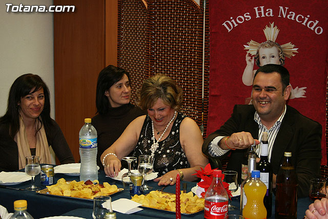 Autoridades municipales comparten una cena navideña con las usuarias de la “Asociacin de Amas de Casa, Consumidores y Usuarios de de las Tres Avemaras” - 27