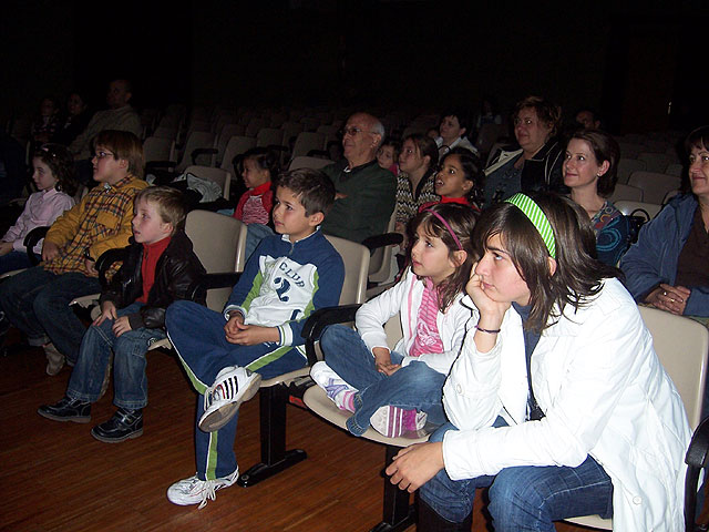 La concejal de Cultura entrega los premios a los mejores lectores del año 2008 - 1