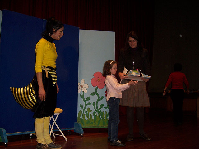 La concejal de Cultura entrega los premios a los mejores lectores del año 2008 - 2