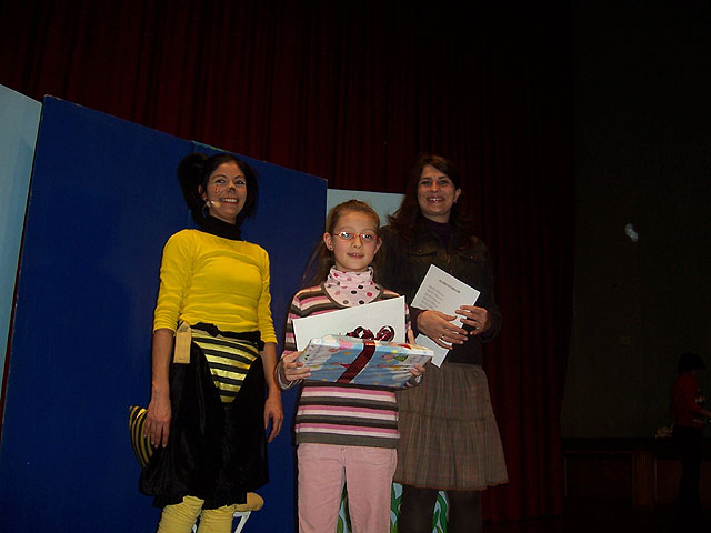 La concejal de Cultura entrega los premios a los mejores lectores del año 2008 - 3