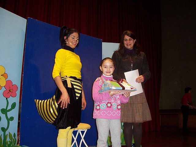 La concejal de Cultura entrega los premios a los mejores lectores del año 2008 - 4