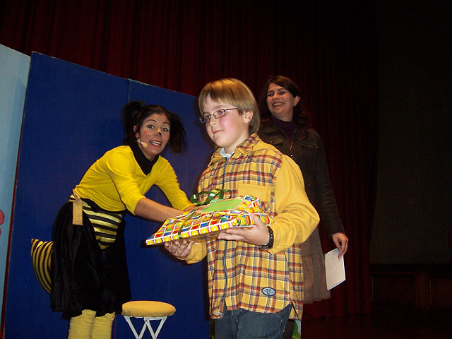 La concejal de Cultura entrega los premios a los mejores lectores del año 2008 - 5