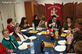 Autoridades municipales comparten una cena navideña con las usuarias de la “Asociacin de Amas de Casa, Consumidores y Usuarios de de las Tres Avemaras”