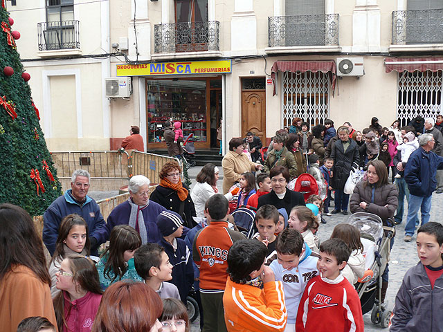 Decenas de niños se han acercado al Teatro a recibir regalos de la mano de Papa Noel - 1, Foto 1