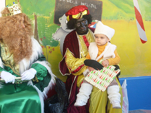 Los niños de la Escuela Infantil de Lorqu disfrutaron con los Reyes Magos - 1