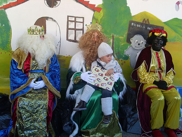 Los niños de la Escuela Infantil de Lorqu disfrutaron con los Reyes Magos - 2