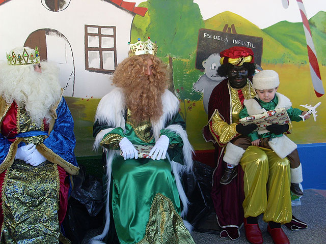 Los niños de la Escuela Infantil de Lorqu disfrutaron con los Reyes Magos - 3