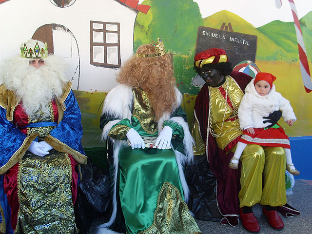 Los niños de la Escuela Infantil de Lorqu disfrutaron con los Reyes Magos - 4