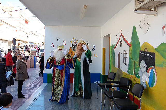 Los niños de la Escuela Infantil de Lorqu disfrutaron con los Reyes Magos - 5