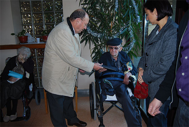 El alcalde junto con la edil de Política Social visitan a los mayores de la Residencia y del Centro de Estancias Diurnas - 2, Foto 2