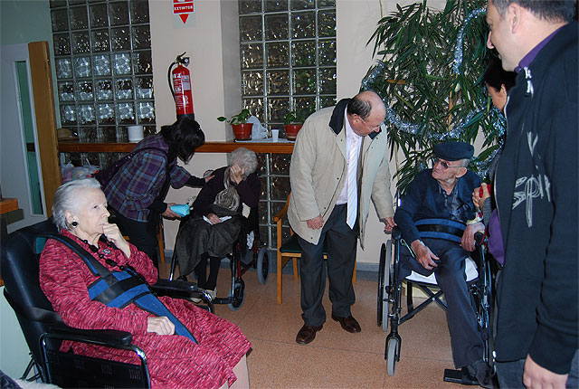 El alcalde junto con la edil de Poltica Social visitan a los mayores de la Residencia y del Centro de Estancias Diurnas, Foto 3
