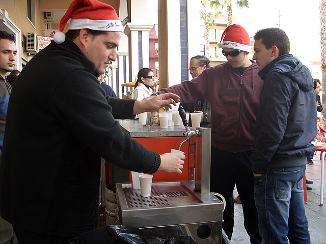 Los santomeranos toman las calles y bares del municipio con motivo de la celebracin del ‘I Tour de Cañas Navideño’ - 3