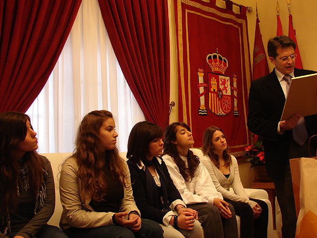 El Alcalde de Lorca recibe en el Consistorio a estudiantes argentinos que participan en un intercambios con jóvenes lorquinos - 1, Foto 1