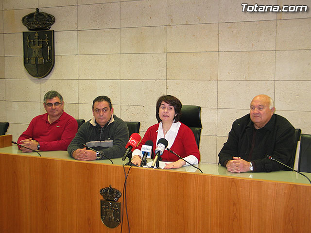 Cáritas recibirá más de mil euros por el roscón gigante de Totana, Foto 1