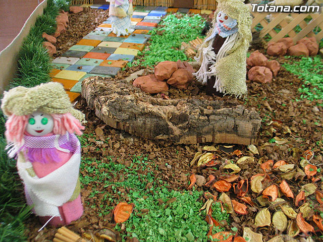 Los usuarios del Servicio de Apoyo Psicosocial realizan un innovador, creativo y original Beln de Navidad con materiales reciclados - 3