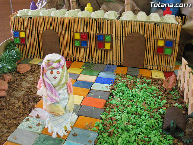 Los usuarios del Servicio de Apoyo Psicosocial realizan un innovador, creativo y original Beln de Navidad con materiales reciclados - 4