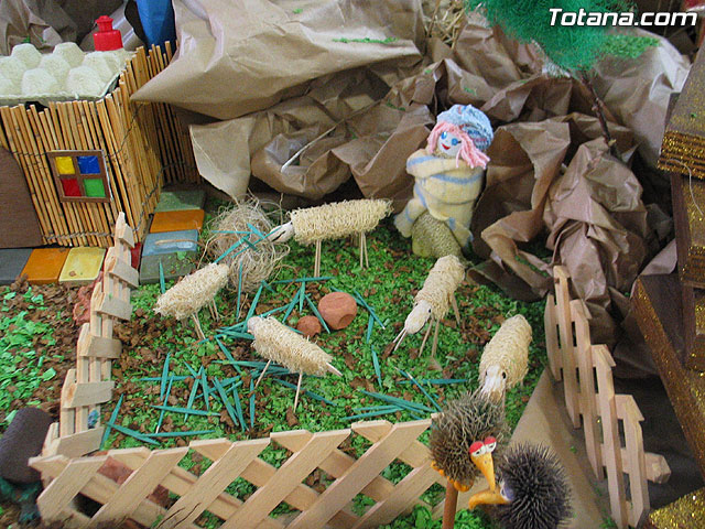 Los usuarios del Servicio de Apoyo Psicosocial realizan un innovador, creativo y original Beln de Navidad con materiales reciclados - 5