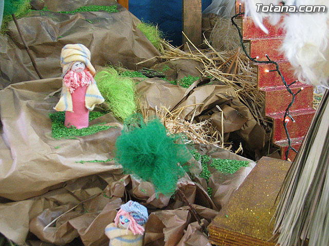 Los usuarios del Servicio de Apoyo Psicosocial realizan un innovador, creativo y original Beln de Navidad con materiales reciclados - 7